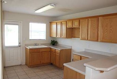 4th image of 210 Park Ln W