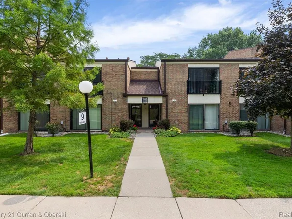 18415 University Park Dr, Livonia, MI 48152