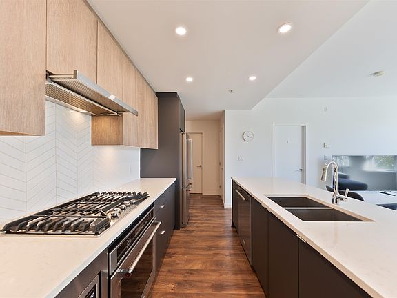 5th image of 717 Breslay St #208