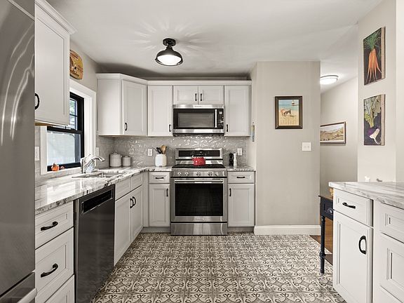 3rd image of 30 Jordan St