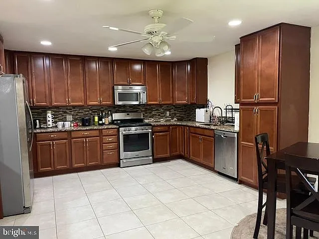 3 bed, 2.5 bath, 1797 sqft, $4,500 — Photo 4