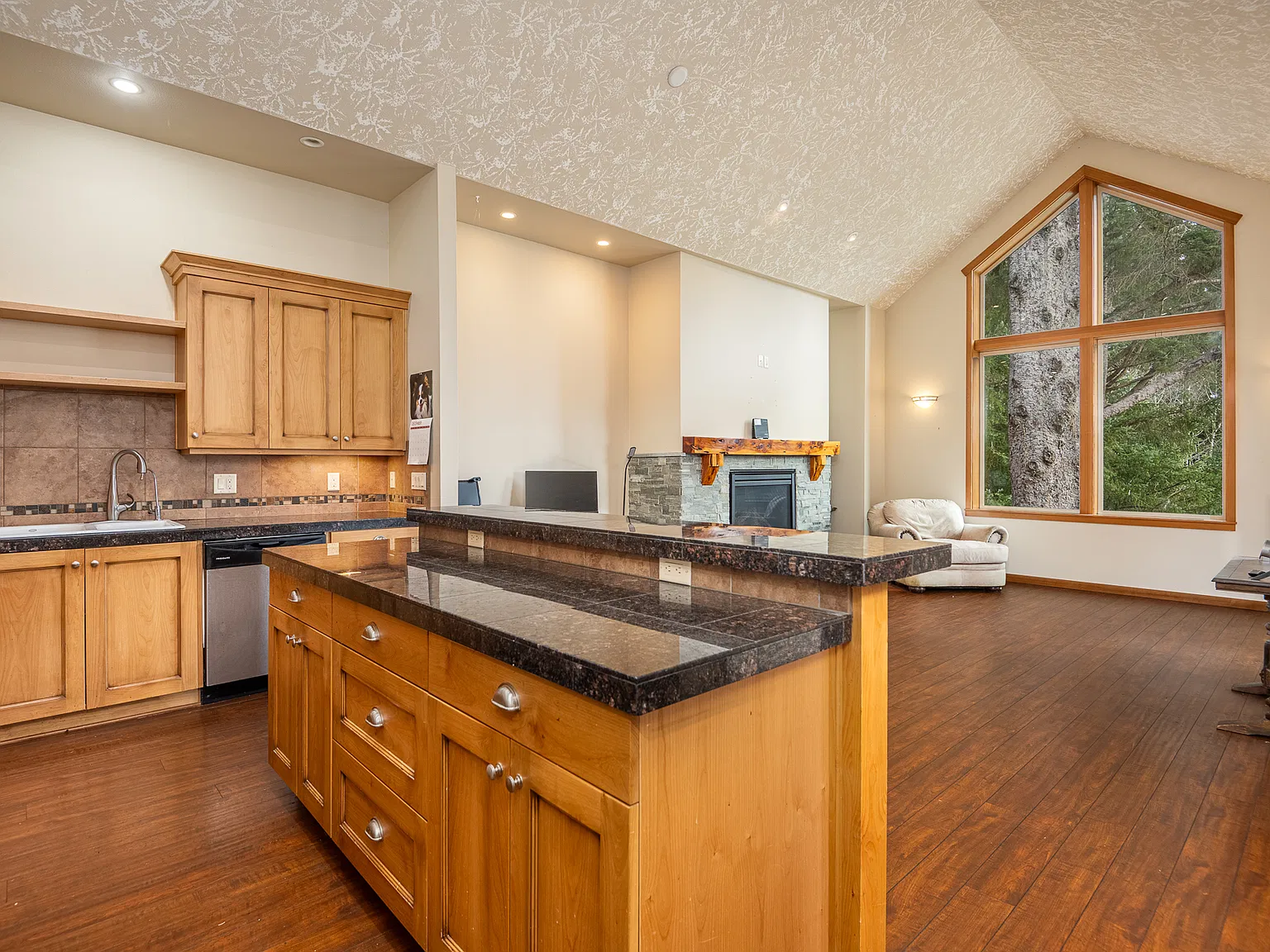 3 bed, 2176 sqft, $2,950 — Photo 3