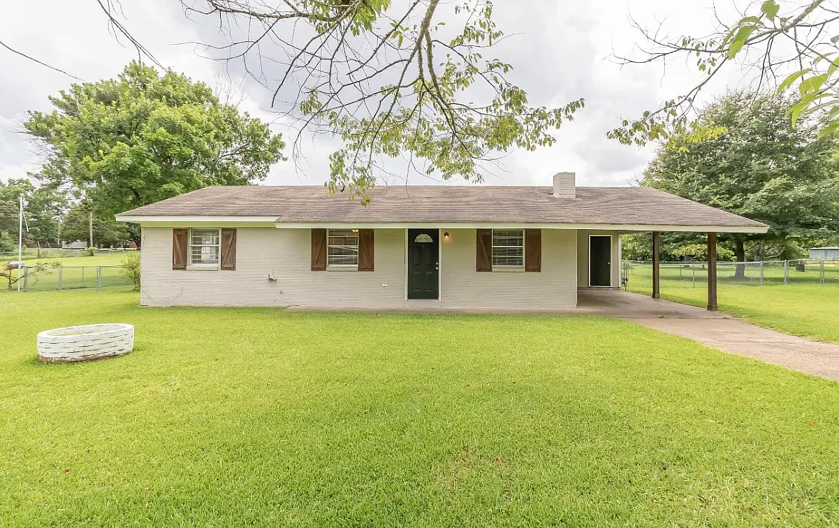 3 bed, 1.5 bath, 1093 sqft, $2,000 — Photo 1