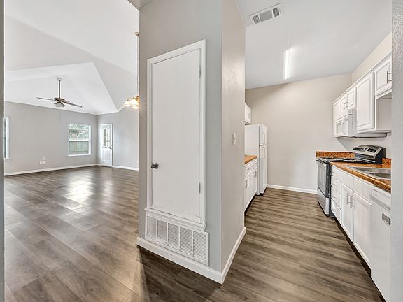 5th image of 907 Lake Dr