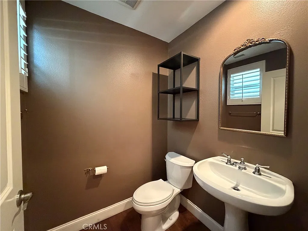 3 bed, 2.5 bath, 2332 sqft, $4,800 — Photo 2