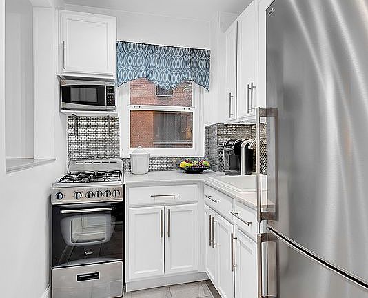 4th image of 210 E 36th St APT 3D
