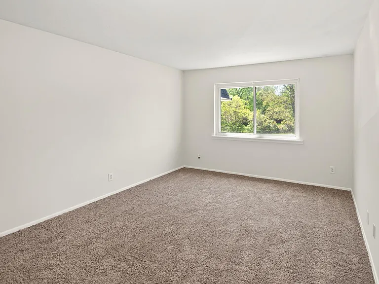 Iroquois Green — Photo 15