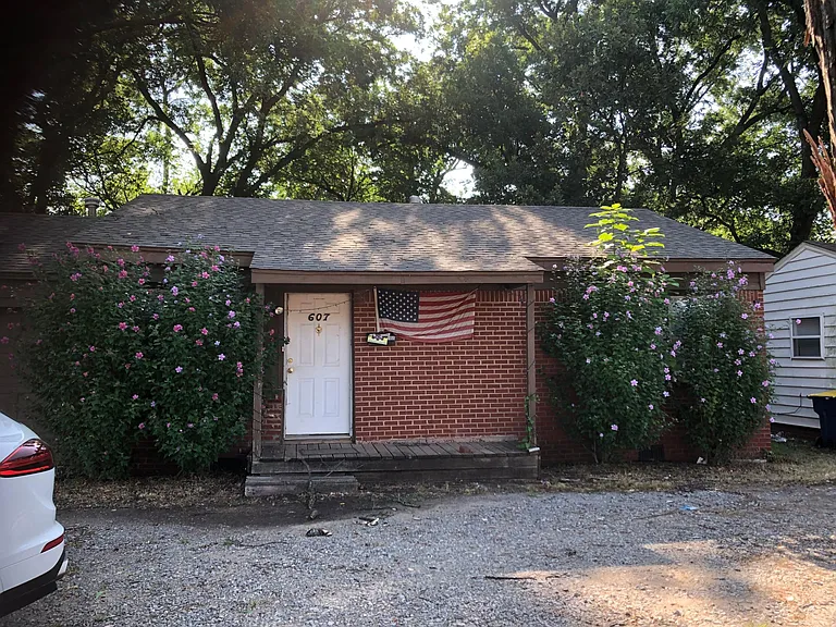 607 N Duck St — Photo 2