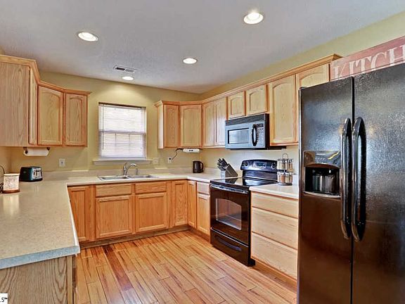 3rd image of 450 Brighton Woods Dr