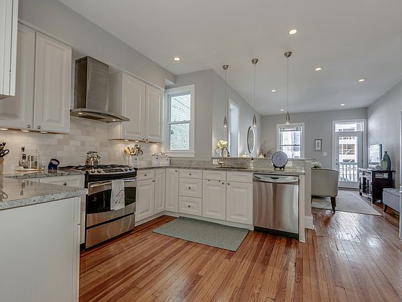 Chef's Kitchen w/ Stainless Steel Appliances