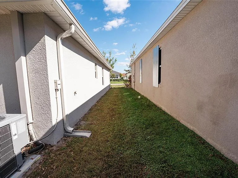 10561 Laguna Plains Dr — Photo 31