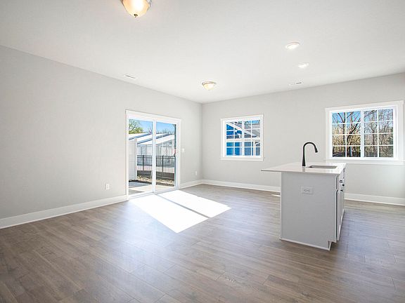 5th image of 304 Ash St