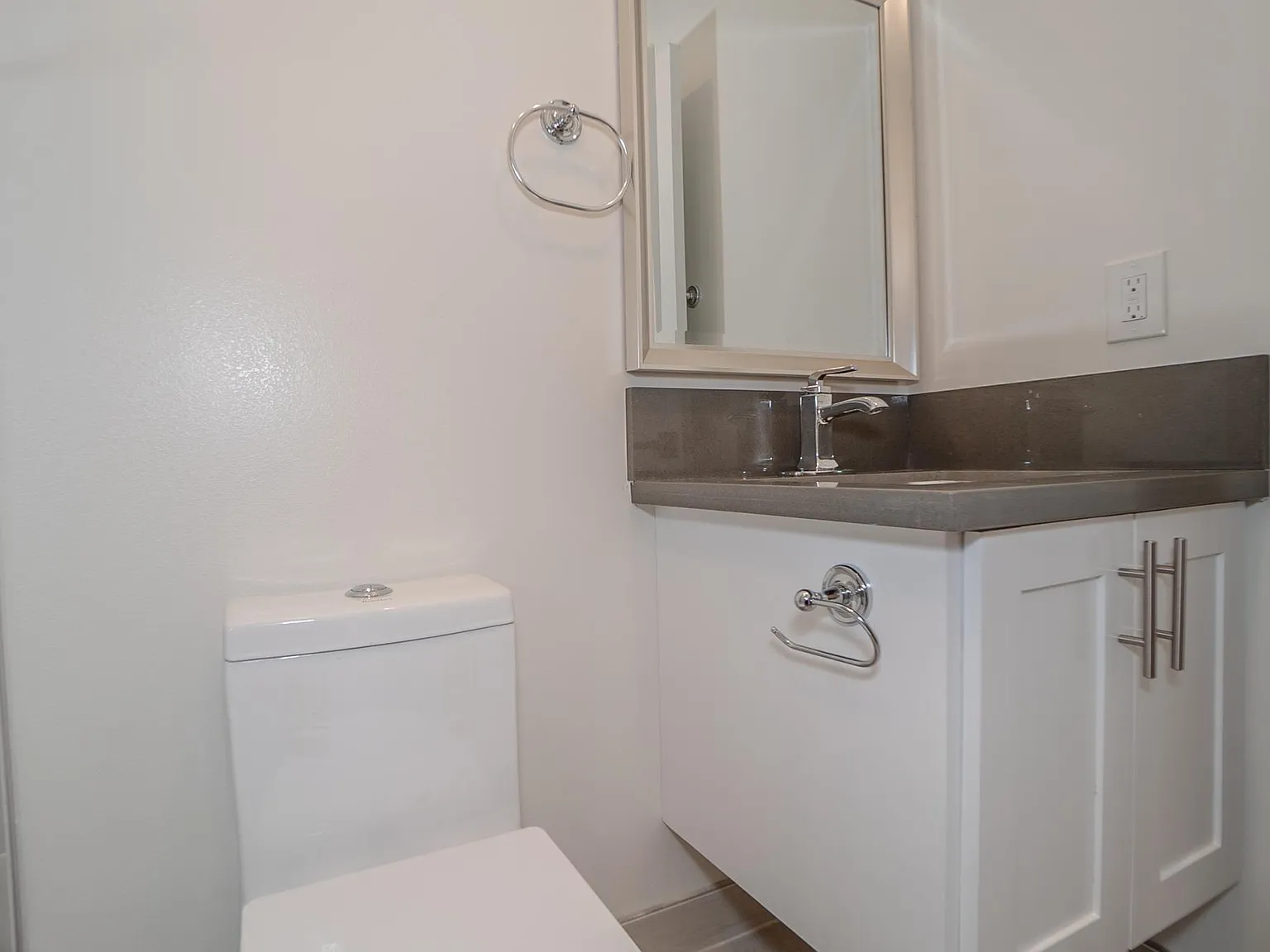 2631 S La Salle Ave — Photo 2