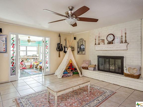 3rd image of 817 Twin Oaks Dr