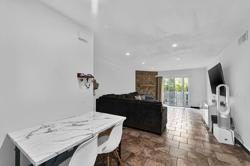 2 bed, 1084 sqft, $2,750 — Photo 2