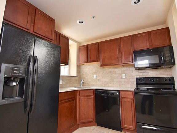 3rd image of 1325 N Franklin St #2R