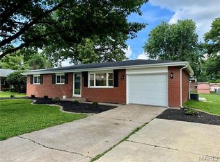 308 Crestview Dr, Wood River, IL 62095