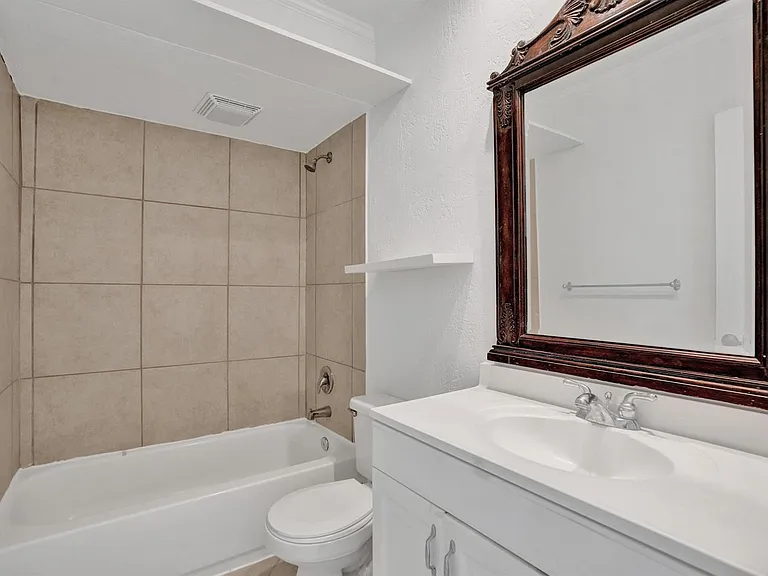 2311 NE 36th St #2F — Photo 12