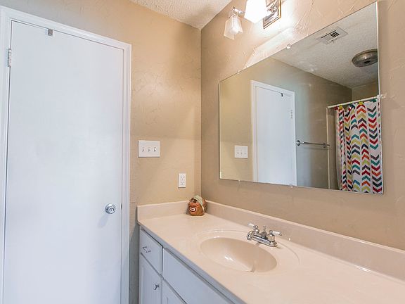 5th image of 212 Towne West Dr