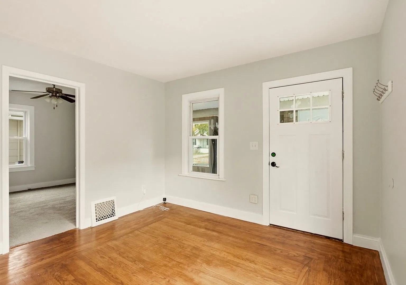 Freshly Updated 4-Bedroom Home with New Appliances, Central Air & Fenced Yard! — Photo 4
