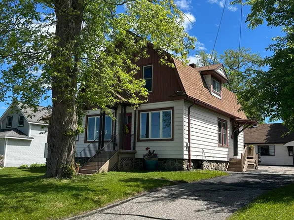 22 Truckey St, Saint Ignace, MI 49781