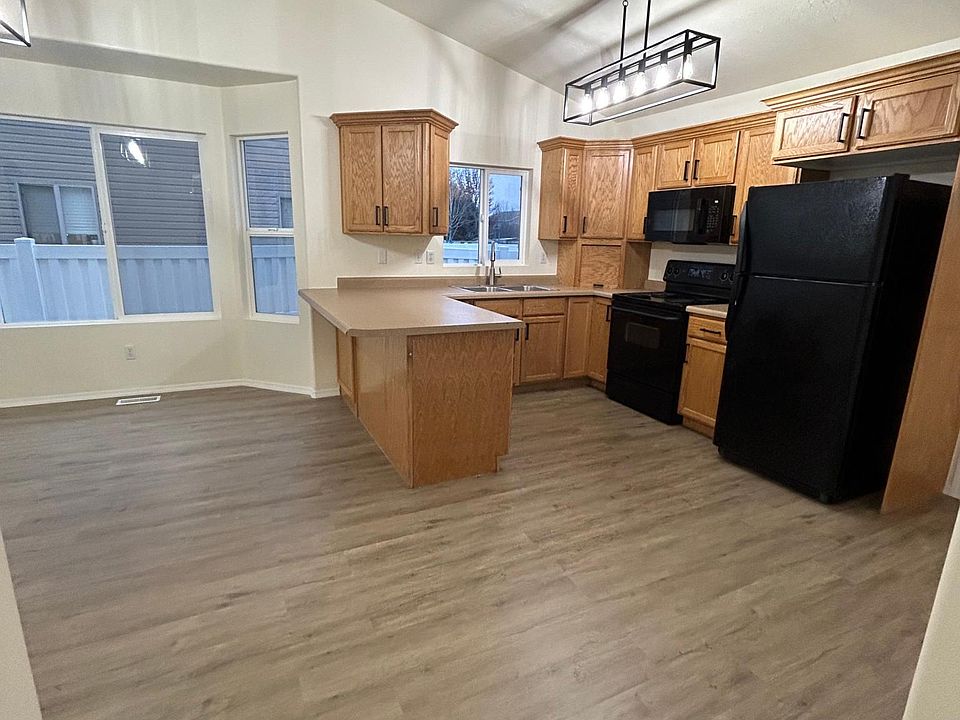 looking into kitchen and dining areas from hallway