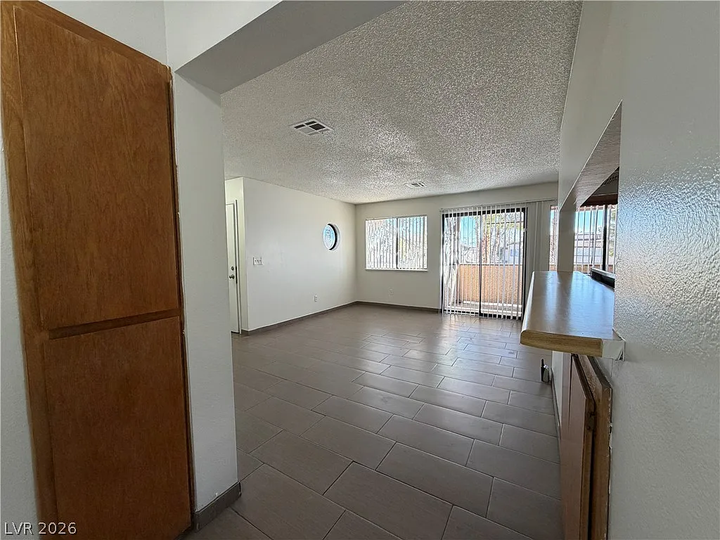 2 bed, 2.0 bath, 912 sqft, $1,295 — Photo 2