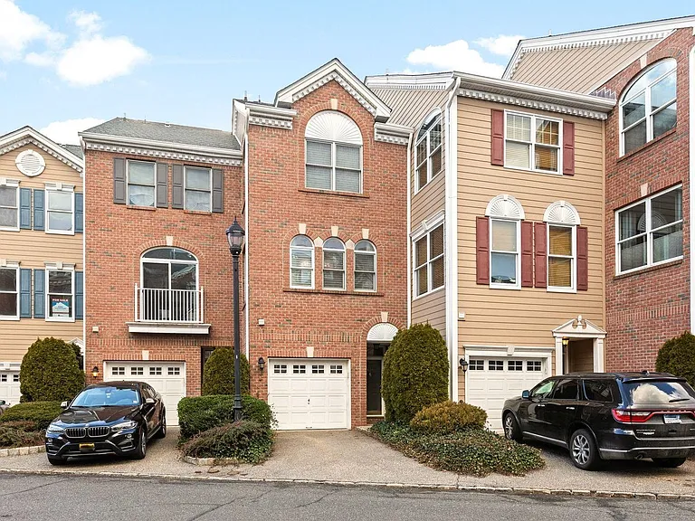 436 Albany Ct — Photo 32