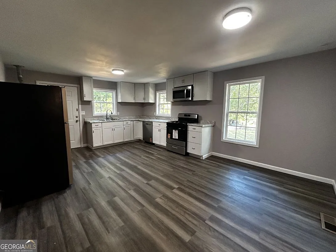 2 bed, 1.0 bath, 896 sqft, $1,150 — Photo 3