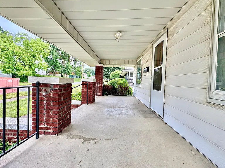 1833 Nash St — Photo 2