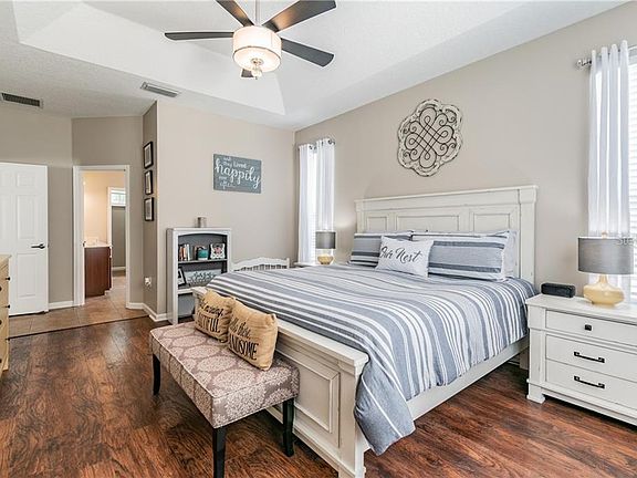 3rd image of 152 Lake Crescent Dr