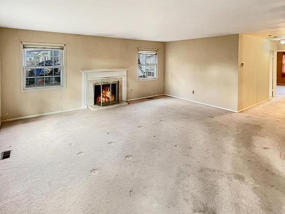 5th image of 34 E River Dr