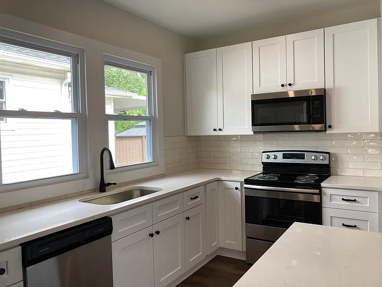 37 Douglas Ave NW — Photo 2