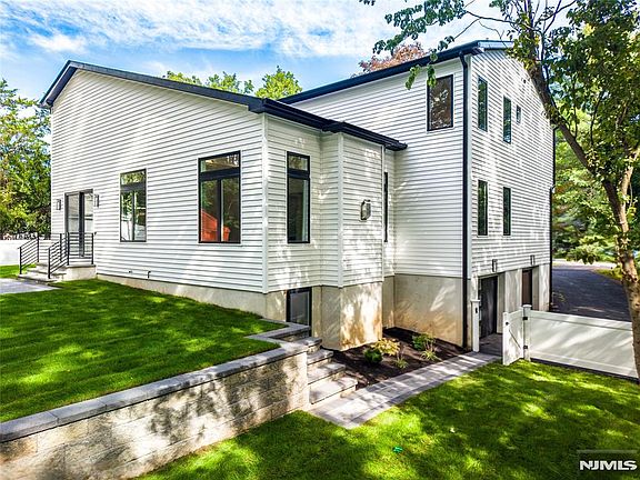 2nd image of 914 Hammond Road