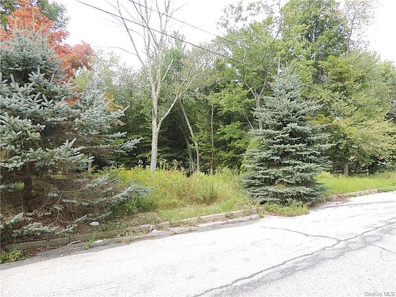 4th image of 70 Carol Dr