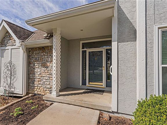 4th image of 808 N Woodridge Ln