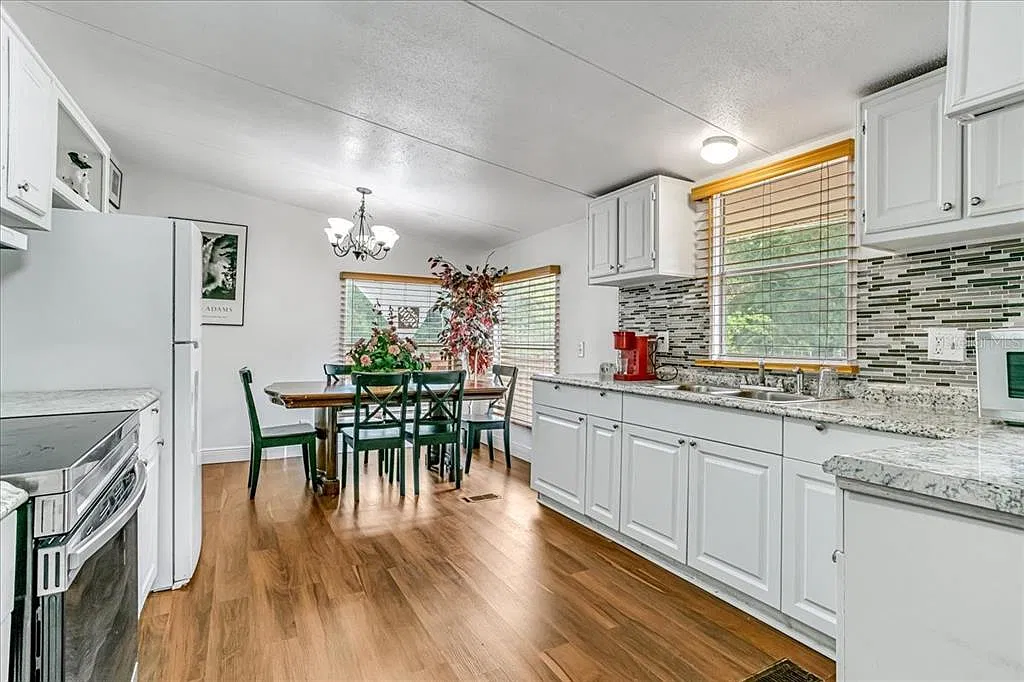 3 bed, 2.0 bath, 1008 sqft, $2,250 — Photo 4