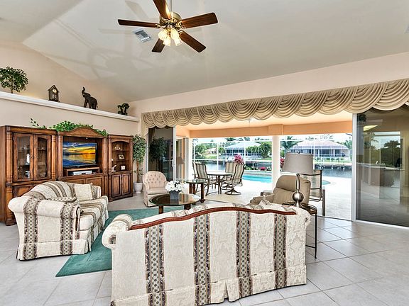 5th image of 4625 SW 23rd Ave
