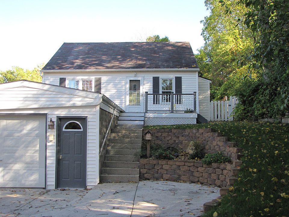 driveway/yard lanscaped