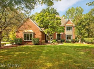 1639 Heatherwood Dr, Troy, MI 48098