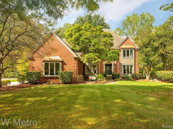 1639 Heatherwood Dr, Troy, MI 48098