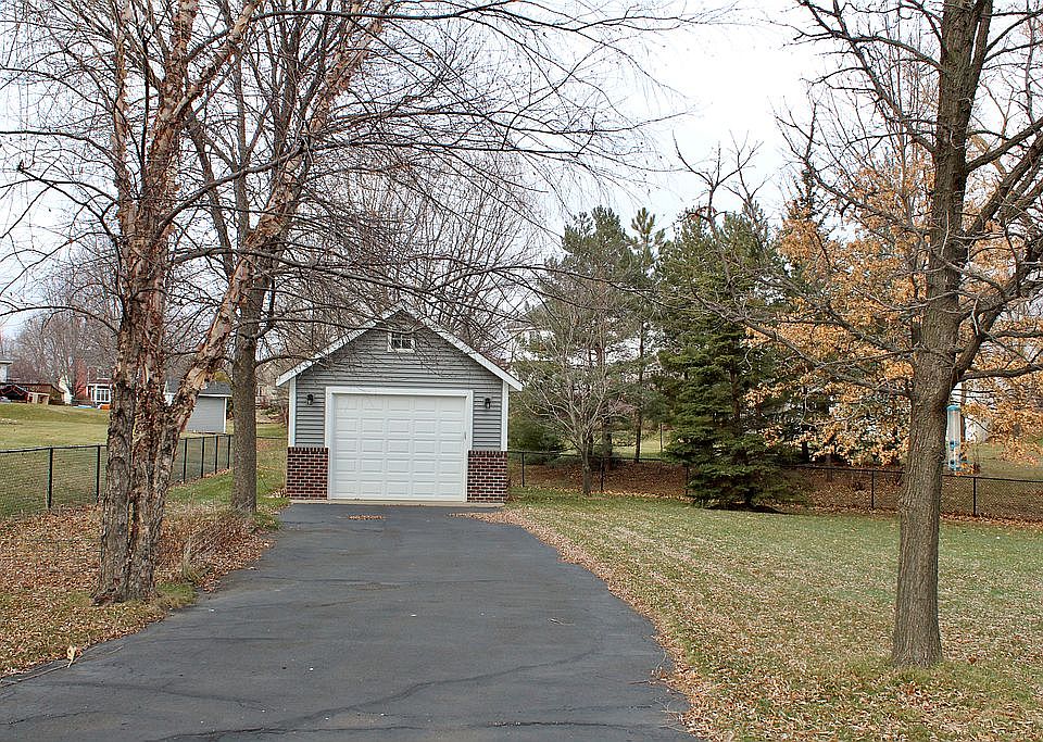 2nd image of 16685 Hutchinson Ct