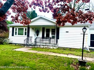 8 Oak Dr, Dallas, PA 18612
