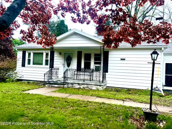 8 Oak Dr, Dallas, PA 18612