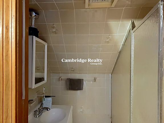 4th image of 571 Somerville Ave #1E