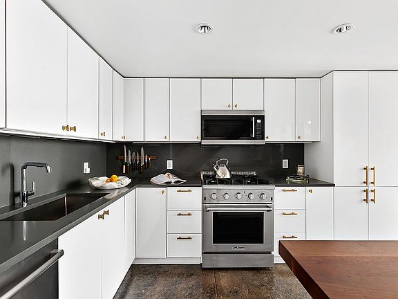 3rd image of 529 W 42nd St APT 2D