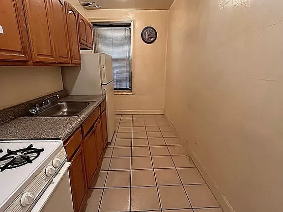 5th image of 79 Avenue O APT D1