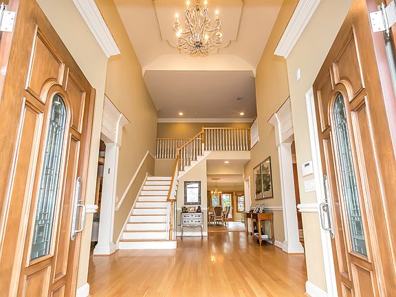 3rd image of 150 Christopher Ct