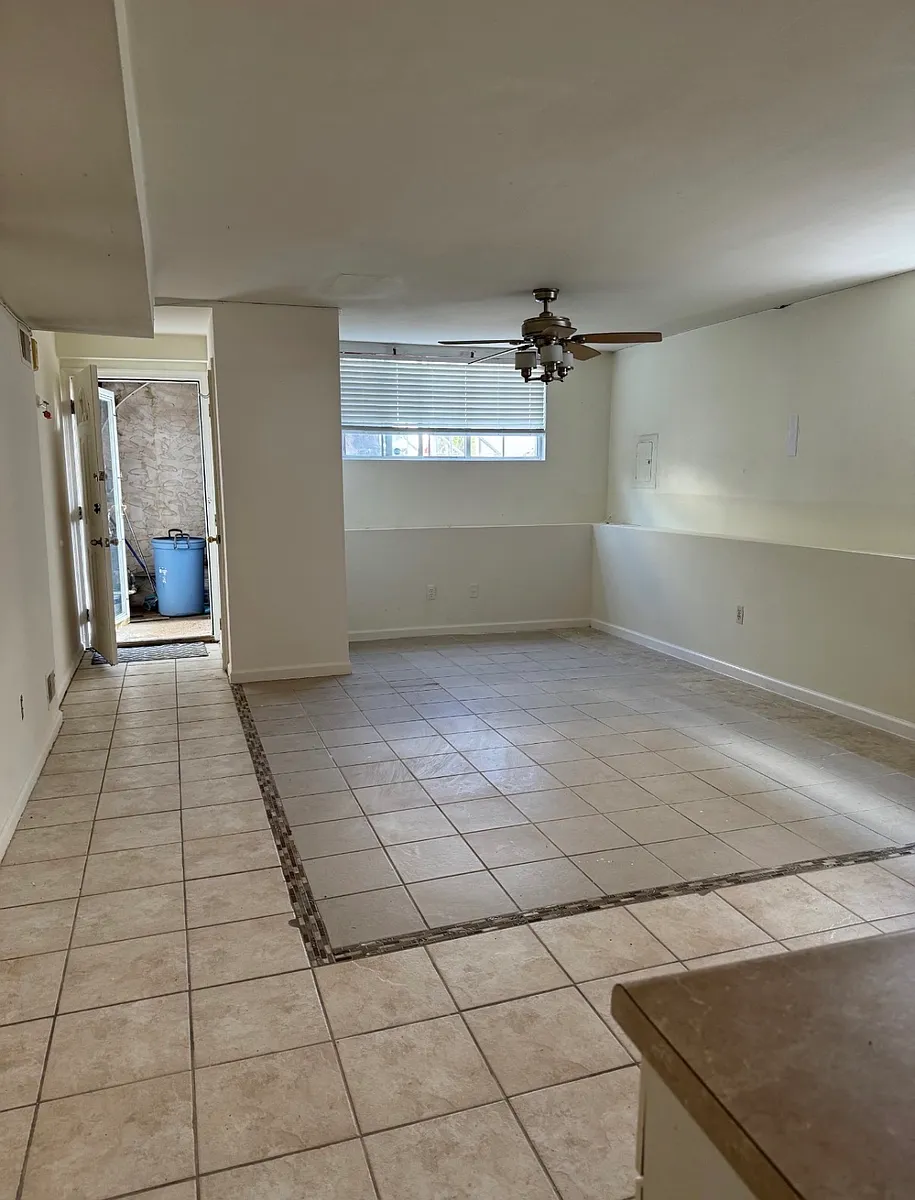 Building Photo - Meadow Ln