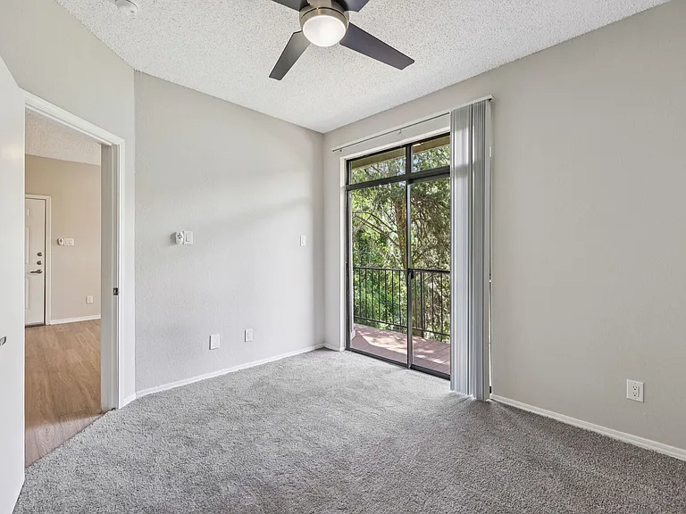 Oaks White Rock — Photo 15